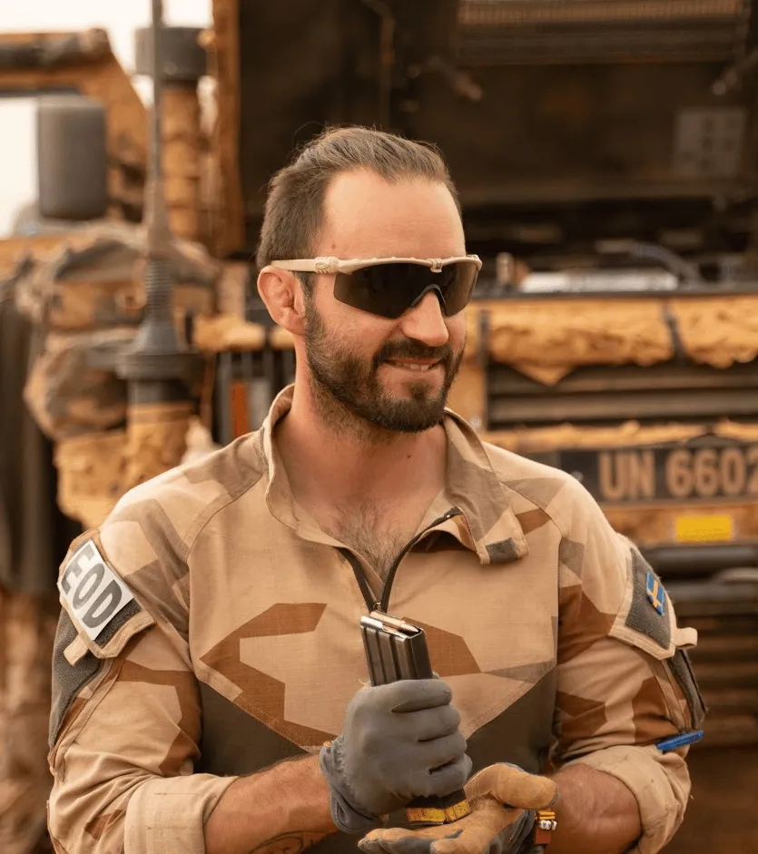 Gabriel von Knorring in bomb-disposal kit on a desert deployment